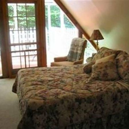 Rock Laurel Bed And Breakfast Candler Habitación foto