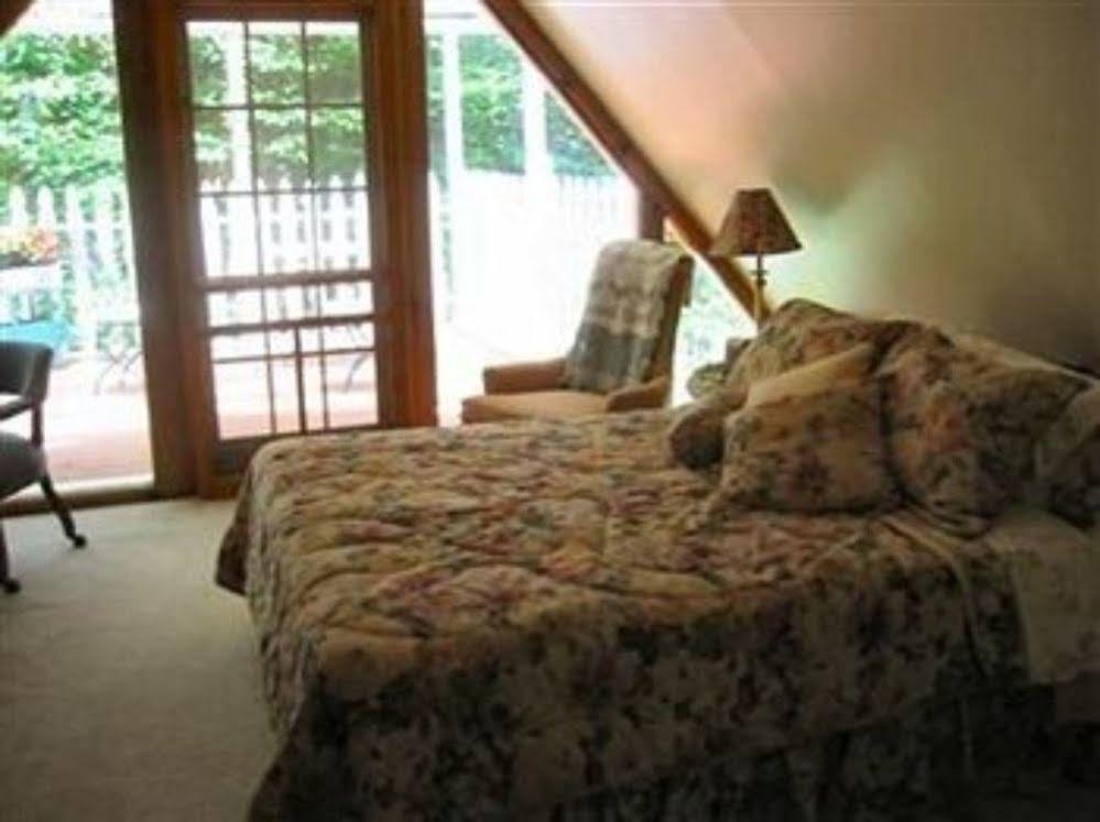 Rock Laurel Bed And Breakfast Candler Habitación foto